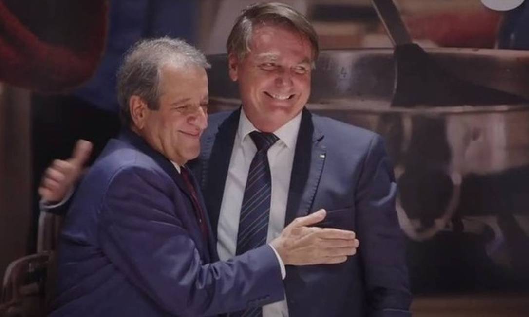 Jair Bolsonaro abraça o presidente do PL, o ex-deputado Valdemar Costa Neto Foto: Reprodução/ Youtube