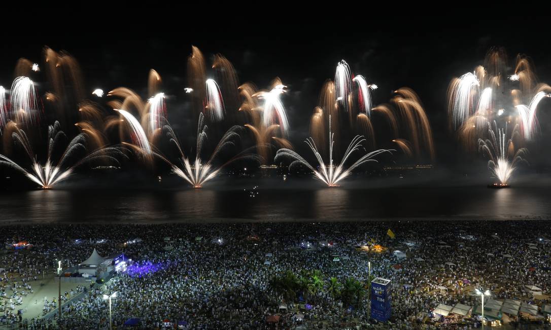 Réveillon em Copacabana com queima de fogos Foto: Gabriel de Paiva / Agência O Globo