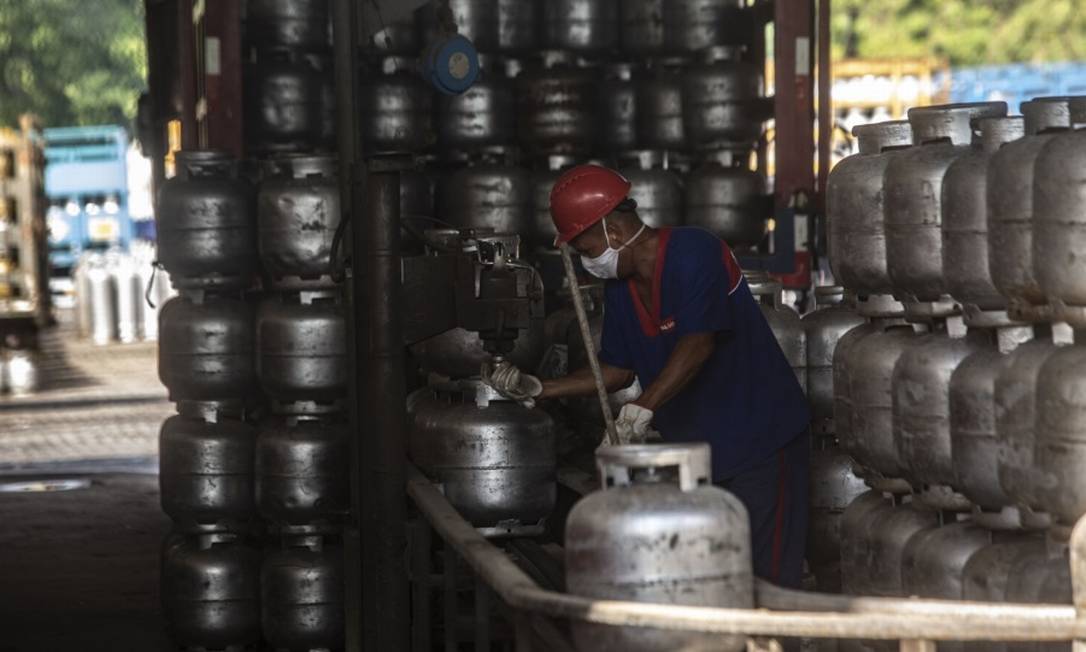 Trabalhador carrega botijões de gás de cozinha em caminhão de entrega próximo à Refinaria Duque de Caxias (Reduc), em Duque de Caxias Foto: Bloomberg