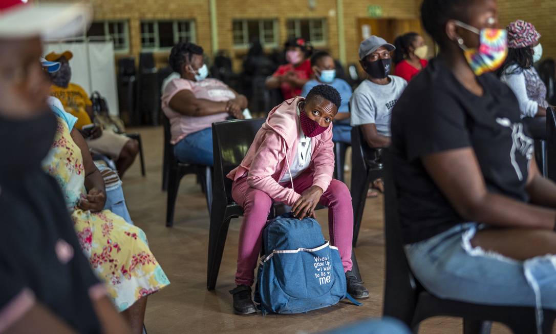 Pessoas esperam para serem vacinadas em Orange Farm, na África do Sul Foto: JOÃO SILVA / NYT/3-12-21