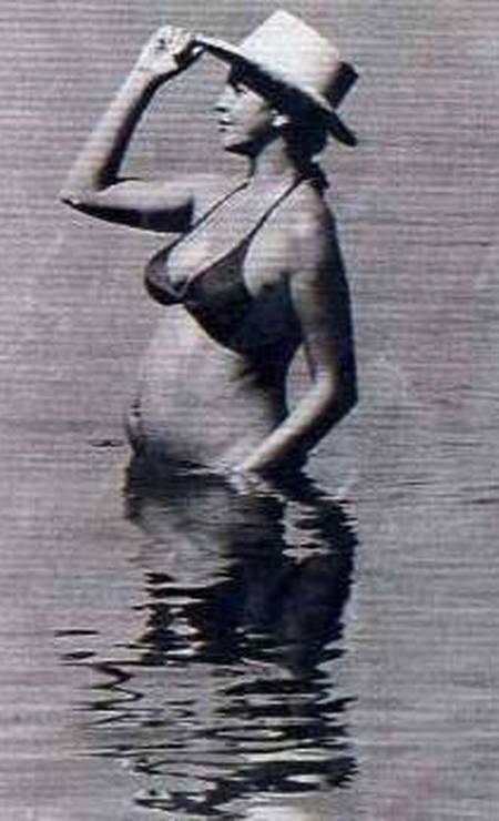Leila Diniz em uma das imagens mais icônicas da atriz: gravidez à mostra no biquíni escandalizou a sociedade da época, nos anos 1970 Foto: Reprodução