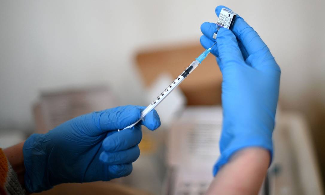 Profissional de Saúde prepara dose de vacina contra Covid-19 Foto: Daniel Leal / AFP