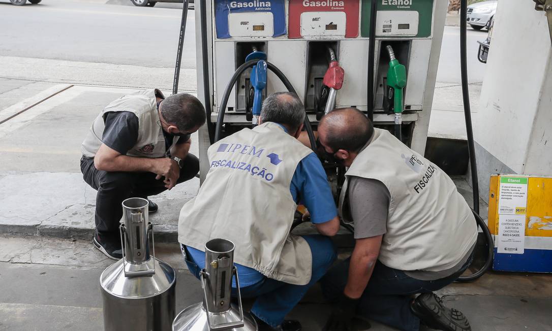 Fiscalização em posto de combustível em Santo Andre (SP), parte de uma operação do Procon, Ipem e Policia Civil Foto: Edilson Dantas / Agência O Globo