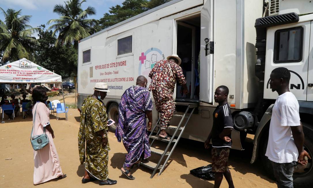 Chefes tribais entram em um caminhão sanitário para receber a vacina contra Covid-19 em Abidjã, Costa do Marfim Foto: LUC GNAGO / REUTERS/23-9-21