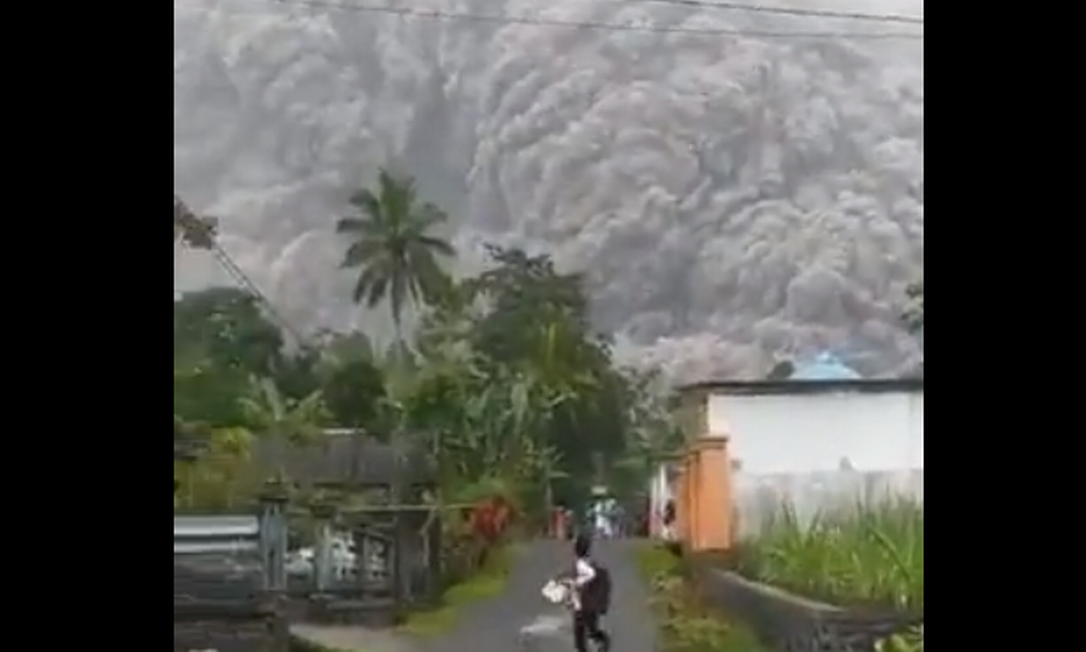 Vulcão na Ilha de Java entrou em erupção neste sábado Foto: Reprodução Redes Sociais