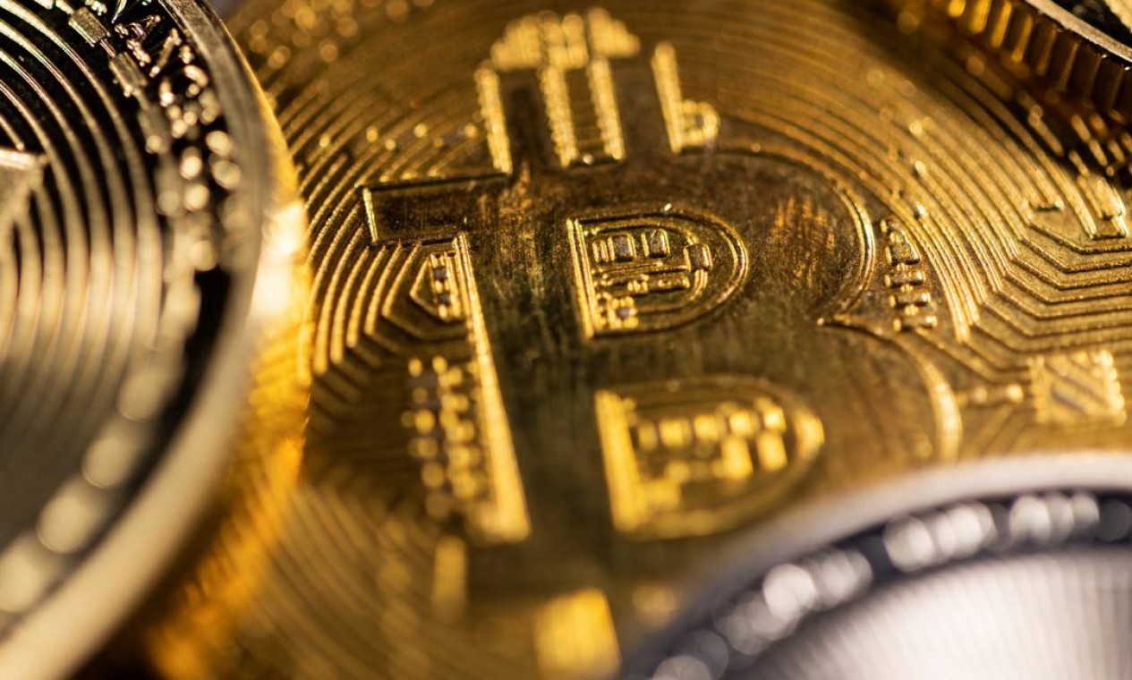 Bitcoin derrete e chega aos US$ 35 mil, menor cotação em seis meses -  Jornal O Globo