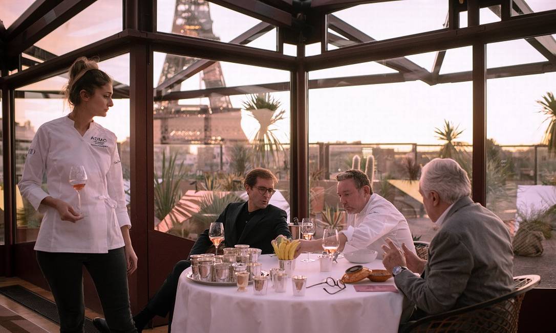 O espanhol Albert Adrià (segundo à esquerda) e o francês Alain Ducasse (à direita) estão à frente do ADMO, um restaurante temporário em Paris, que combina técnicas e sabores das gastronomias dos dois países Foto: Dmitry Kostyukov / The New York Times