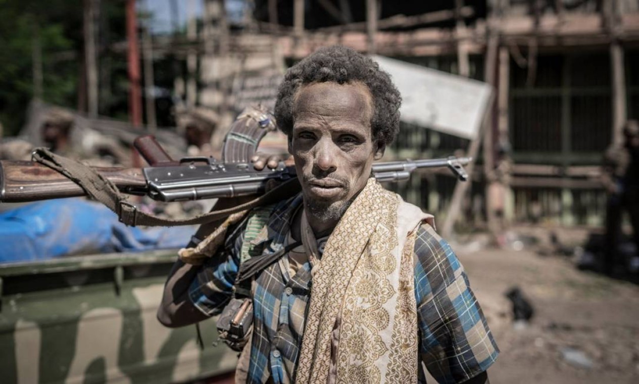 Membro da milícia Afar visto na cidade de Shewa Robit, Etiópia Foto: AMANUEL SILESHI / AFP