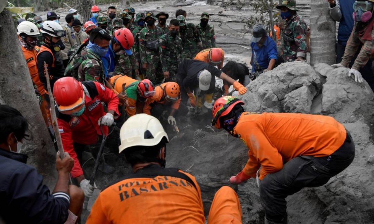Resgatistas encontram uma vítima soterrada em Sumber Wuluh Foto: ANTARA FOTO / Via REUTERS