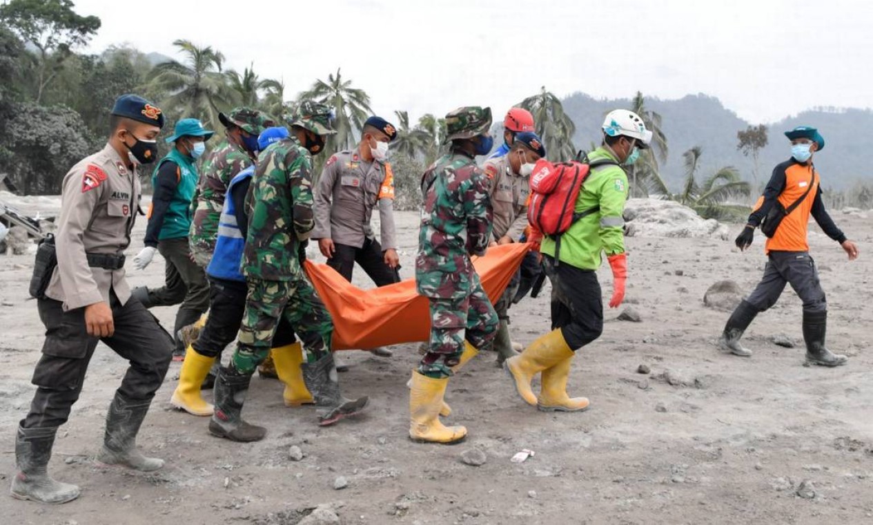 Oficiais de resgate corpo de uma vítima da erupção do vulcão Semeru Foto: ANTARA FOTO / via REUTERS