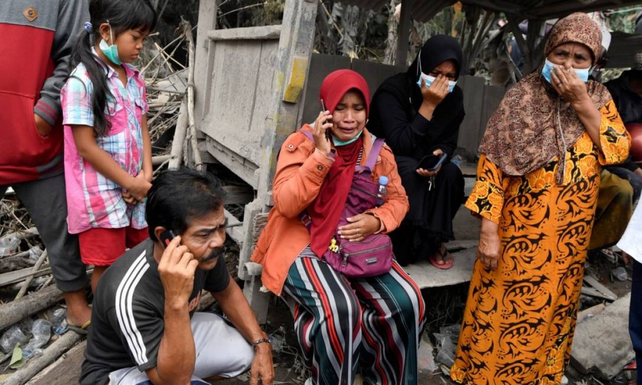 Famílias das vítimas da erupção do vulcão aguardam informações sobre parentes Foto: ANTARA FOTO / via REUTERS