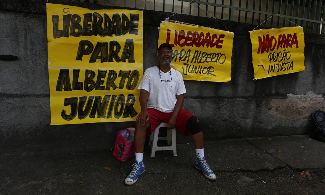 Alberto Meyrelles Santa Anna exibe cartazes com dizeres sobre a inocência do filho, preso desde o último dia 17 após reconhecimento por uma foto 3x4 Foto: Fabiano Rocha / Agência O Globo