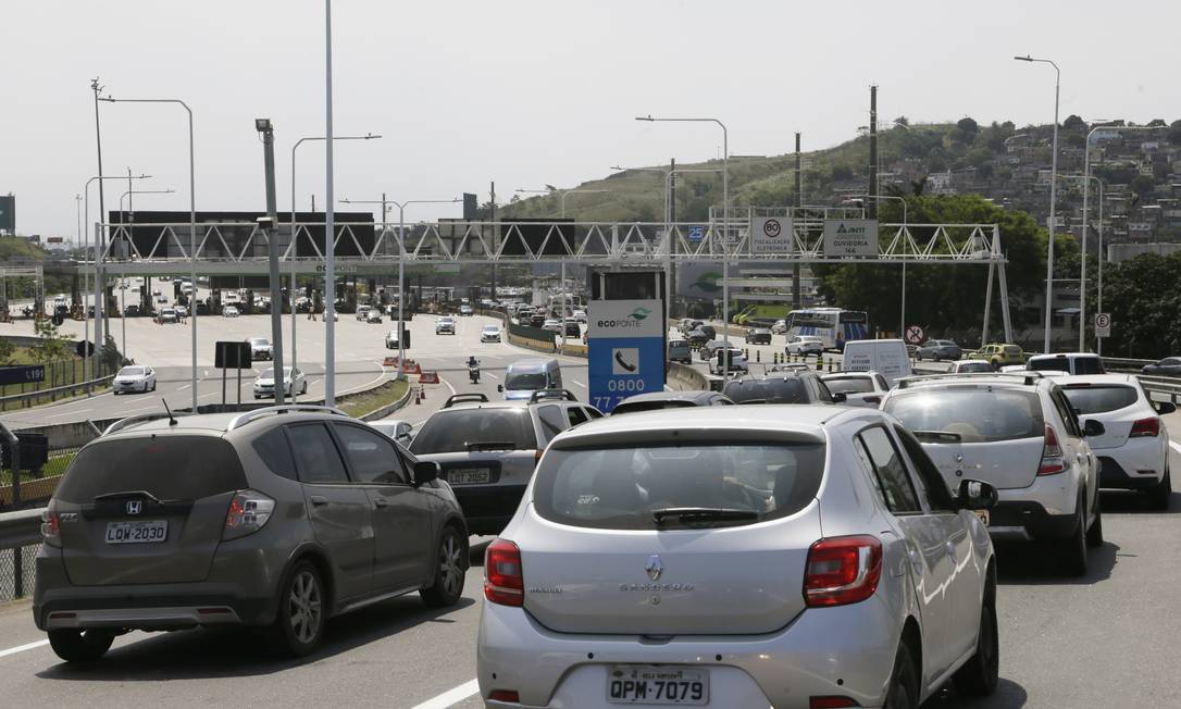 Engarrafamento na ponte Rio-Niterói: o preço do IPVA é baseado no valor venal do carro usado Foto: Antonio Scorza / Agência O Globo