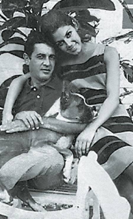 Com Ronaldo Bôscoli, com quem namorou, nos anos 1960 Foto: Divulgação