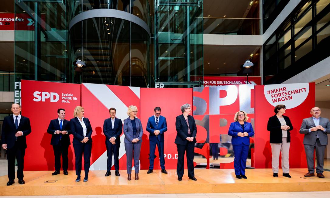 O futuro chanceler alemão, Olaf Scholz (o primeiro da esquerda para direita), ao lado de alguns de seus futuros ministros. Pela primeira vez no país, o governo nacional terá paridade entre homens e mulheres nas pastas Foto: Hannibal Hanschke / Reuters