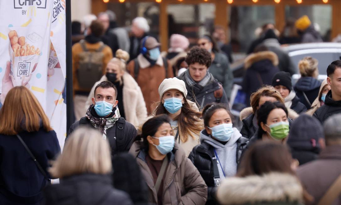 Pessoas de máscara na avenida Champs-Élysées em Paris Foto: Gonzalo Fuentes / Reuters