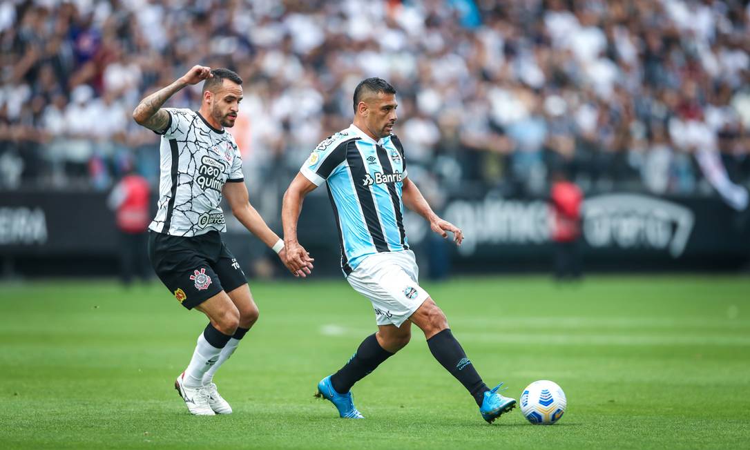 Renato Augusto, do Corinthians, e Diego Souza, do Grêmio, em empate que deixou os gremistas à beira do rebaixamento Foto: Lucas Uebel/Grêmio