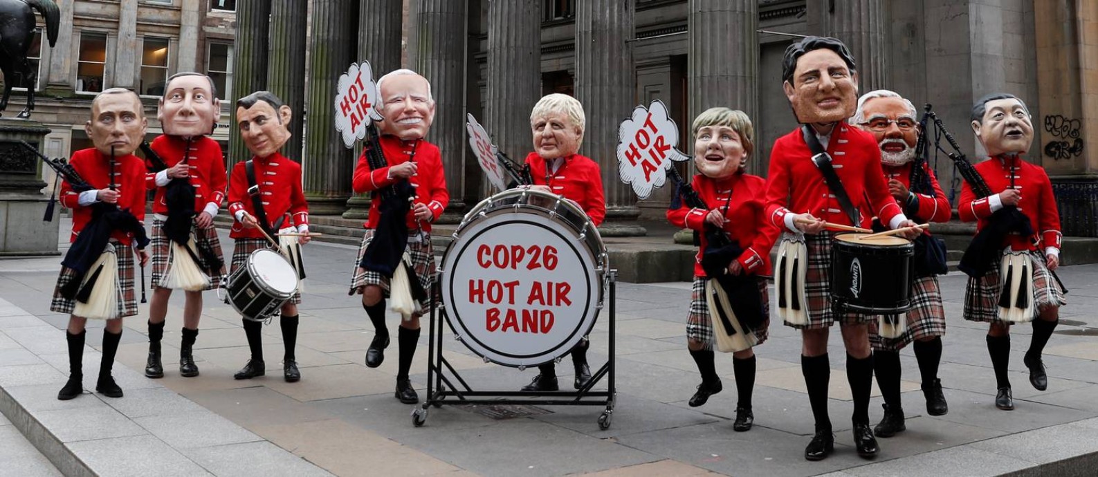 Ativistas da ONG britânica Oxfam satirizam líderes de grandes economias em protesto na COP26, em Glasgow, contra o que consideram ações insuficientes dos países ricos contra as mudanças climáticas: pegada de carbono também é um termômetro da desigualdade Foto: LEE SMITH / Reuters