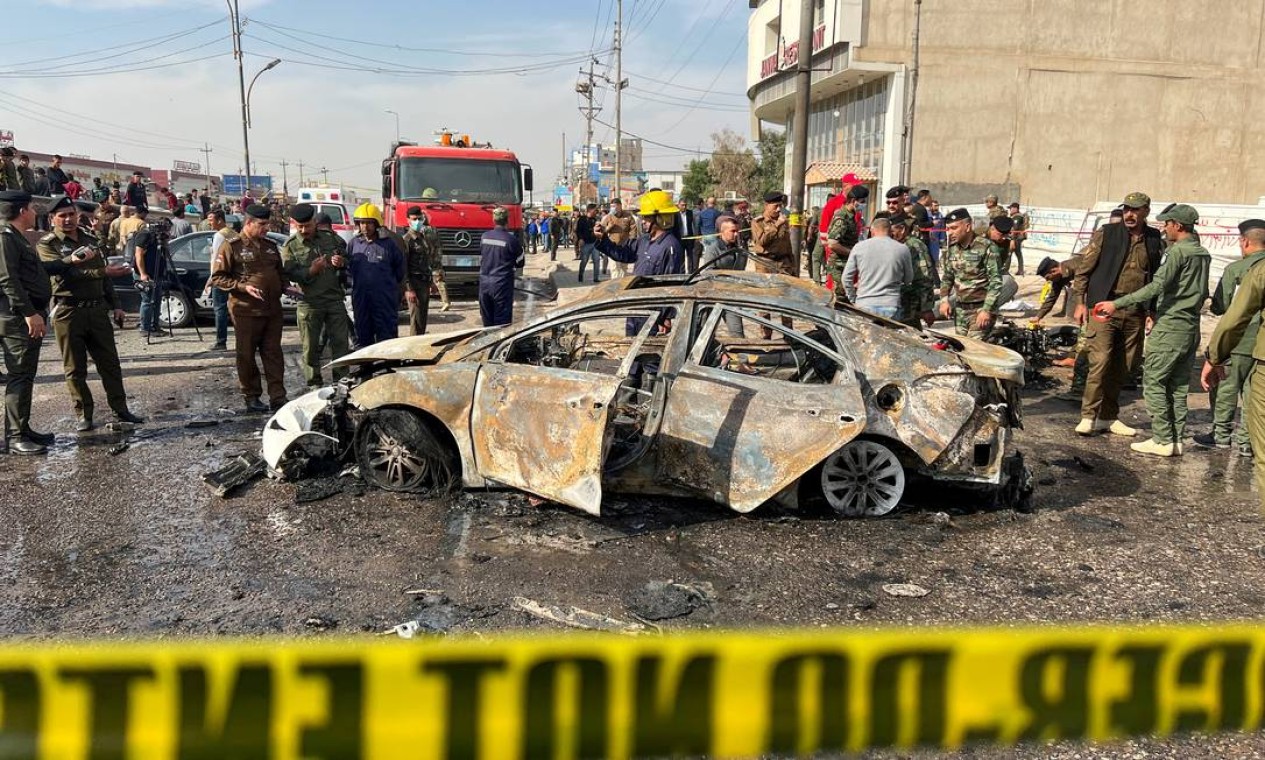 Forças de segurança iraquianas inspecionam o local de uma explosão de carro-bomba, em Basra, Iraque Foto: STRINGER / REUTERS