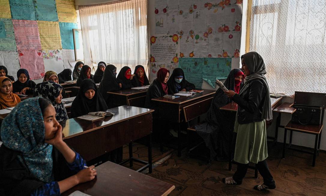 Meninas estudantes do Ensino Médio em uma escola localizada em Nawabad, no Afeganistão Foto: HECTOR RETAMAL / AFP