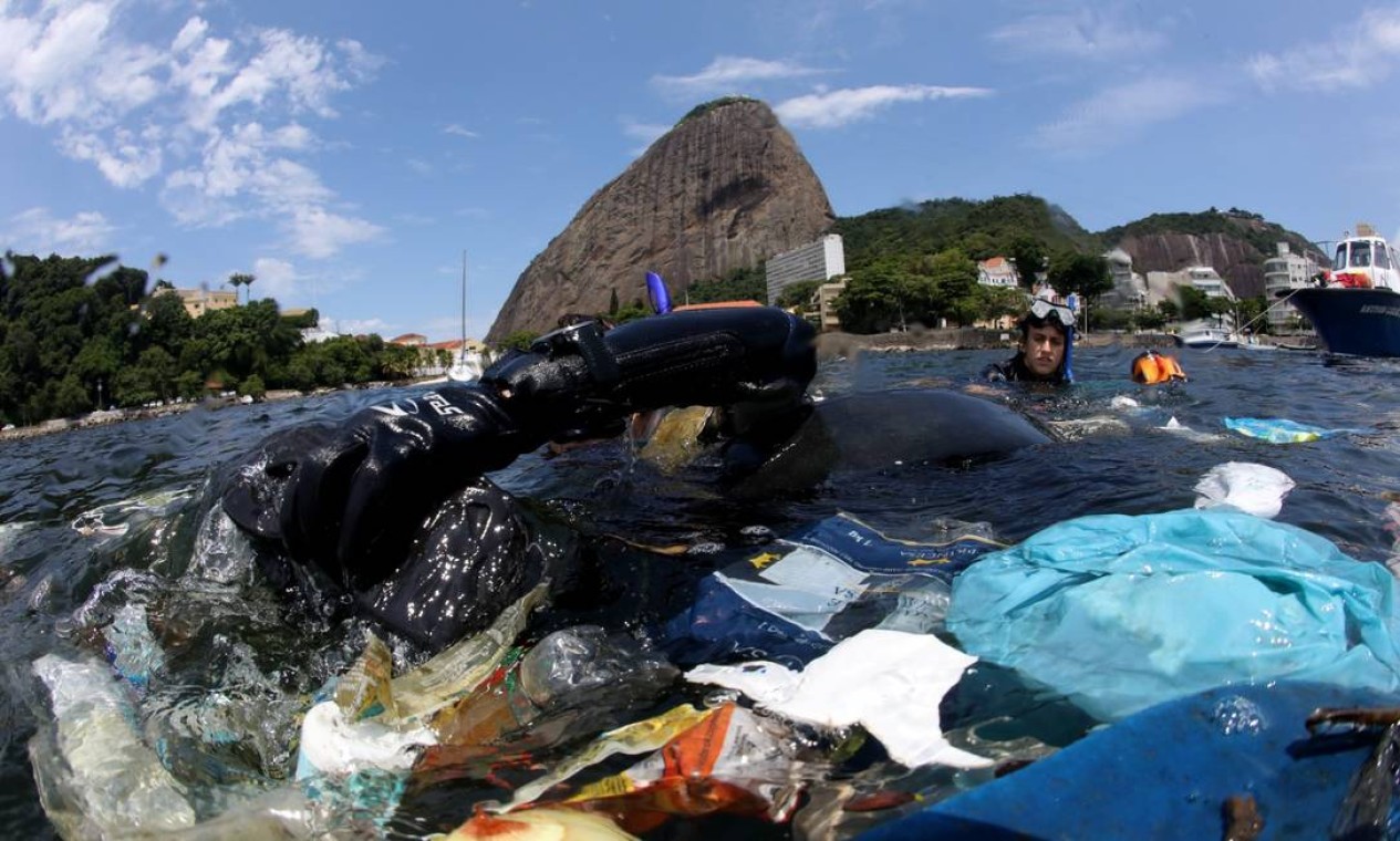 Mutirão realizado por voluntários na Urca recolhe resíduos na Baía de
Guanabara, a maior parte de material plástico Foto: Custódio Coimbra / Agência O Globo - 21/02/2021