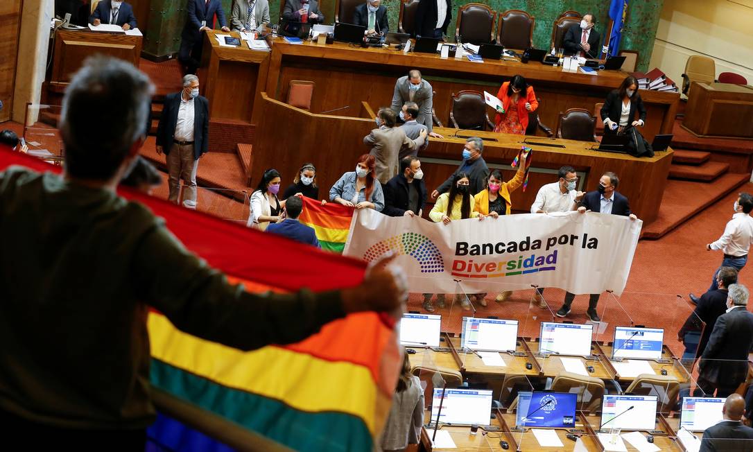 Reação no Congresso chileno durante a votação do projeto que aprovou o casamento gay Foto: Rodrigo Garrido / Reuters