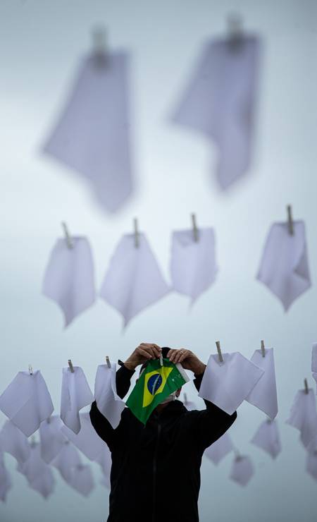 Ato na Praia de Copacabana
homenageia as 600 mil vítimas de Covid no Brasil Foto: Hermes de Paula / Agência O Globo - 08/10/2021