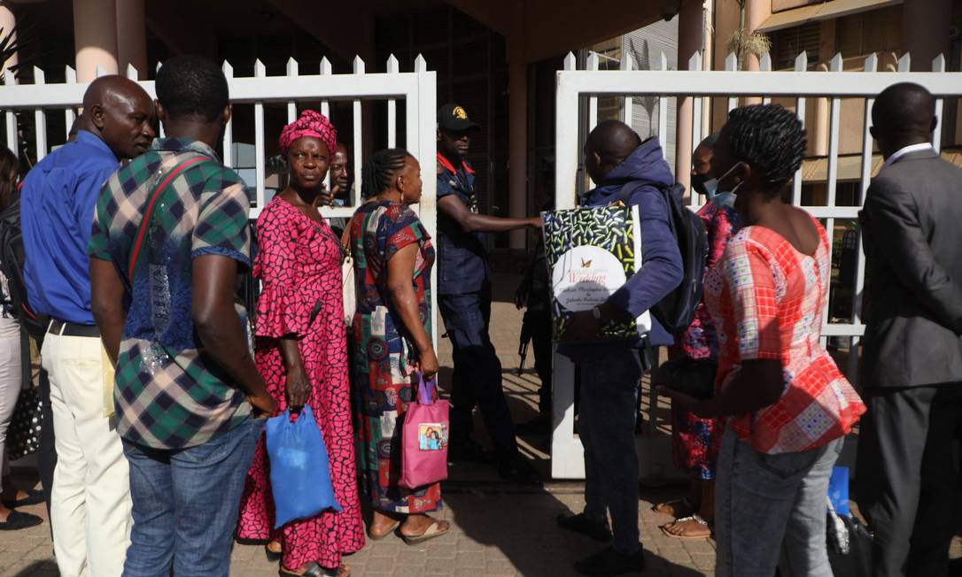 Seguranças impedem entrada de funcionários não vacinados em prédio do serviço público de Abuja, na Nigéria Foto: KOLA SULAIMON / AFP/01-12-2021