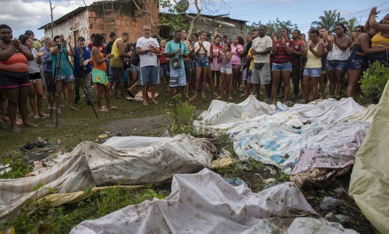 Moradores recolhem nove corpos de área de mangue no Complexo do Salgueiro, após operação da PM na comunidade, em São Gonçalo. Policiais são acusados de execução Foto: Marcia Foletto / Agência O Globo - 22/11/2021