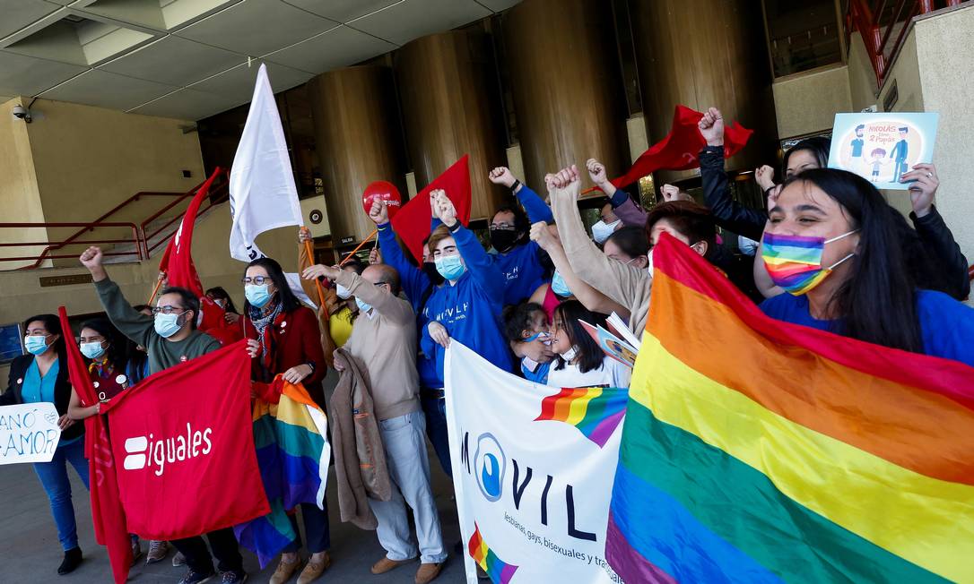 Chilenos do lado de fora do Congresso enquanto o Senado e a Câmara dos Deputados votavam a aprovação do casamento gay Foto: Rodrigo Garrido / Reuters