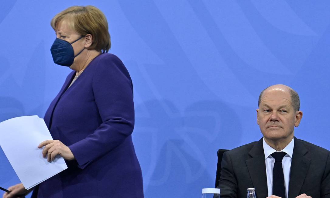 Angela Merkel e Olaf Scholz: agora cabe a ele ocupar o vazio deixado pela antecessora Foto: JOHN MACDOUGALL / AFP/02-12-2021
