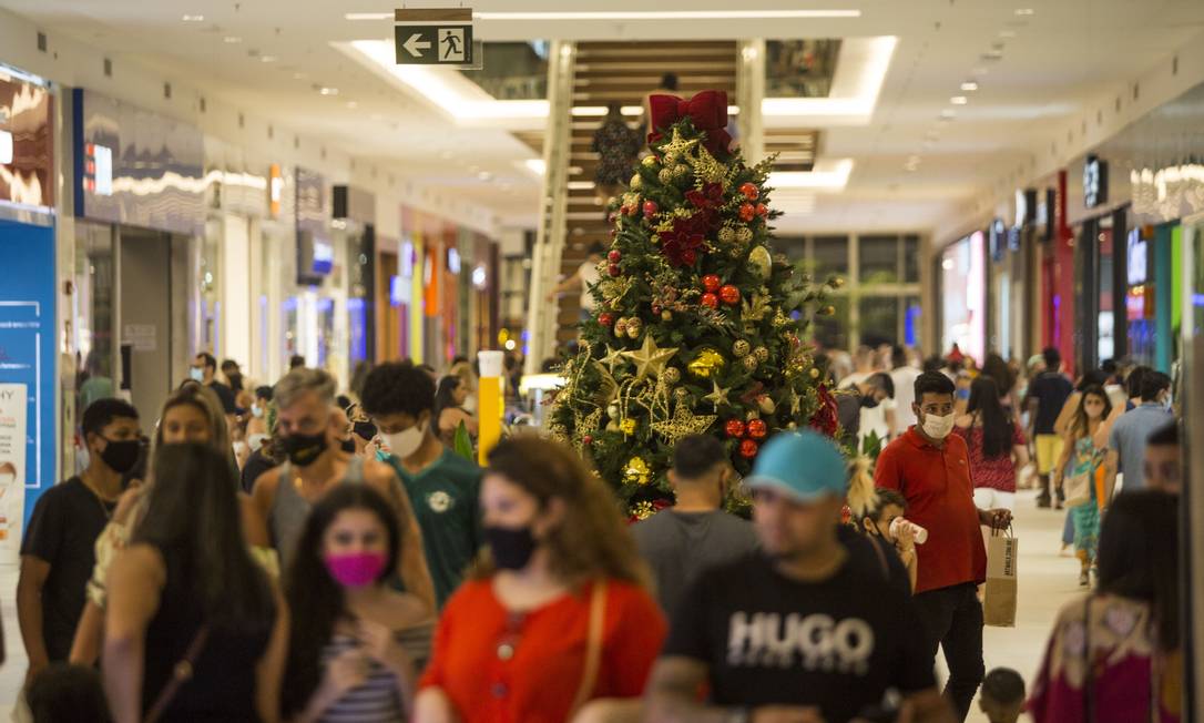 Movimento no Park Shopping de Jacarepaguá no primeiro final de semana de dezembro Foto: Guito Moreto / Agência O Globo