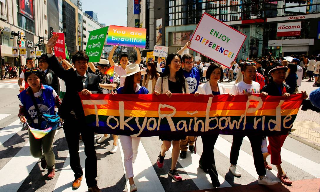 Participantes seguram faixa enquanto marcham durante o desfile do Orgulho Gay de Tóquio, no Japão, em 2015 Foto: THOMAS PETER / REUTERS