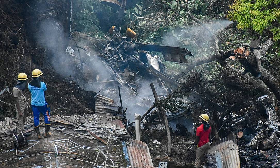 Chefe do Estado-Maior de Defesa da Índia, a esposa dele, e mais 11 pessoas morreram após a queda de helicóptero da Força Aérea Foto: - / AFP