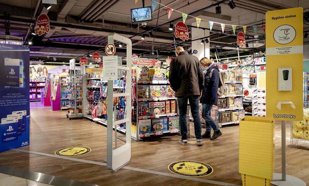 Na Holanda, lojas não essenciais devem ser fechadas a partir das 17h Foto: ROBIN VAN LONKHUIJSEN / AFP