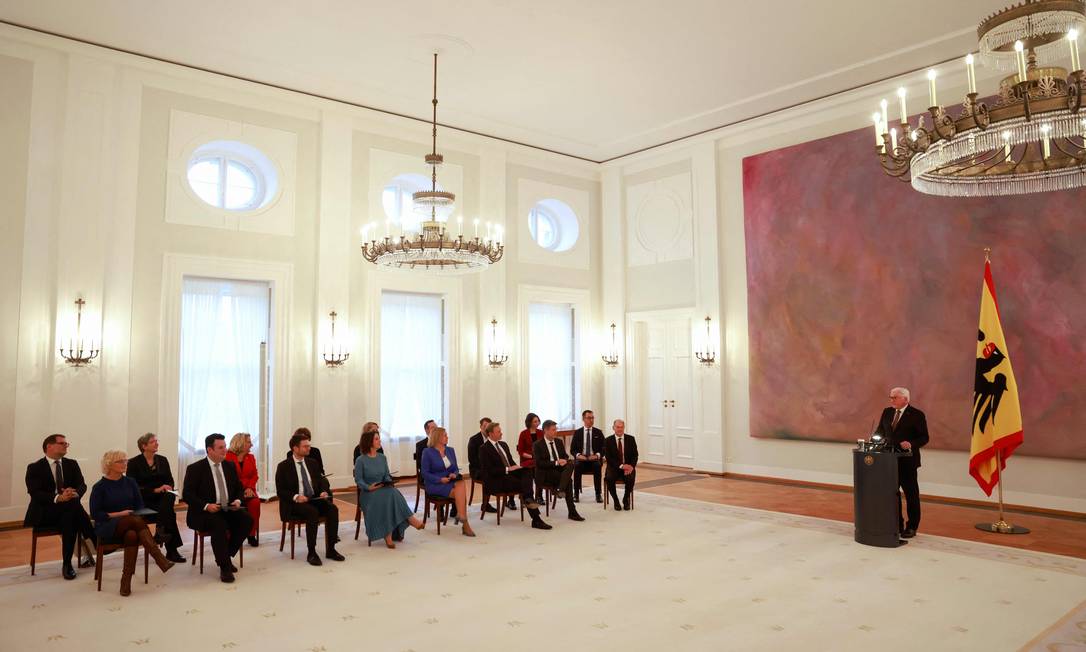 Novo Gabinete alemão ouve discurso do presidente Frank-Walter Steinmeir em cerimônia de posse Foto: ODD ANDERSEN / AFP