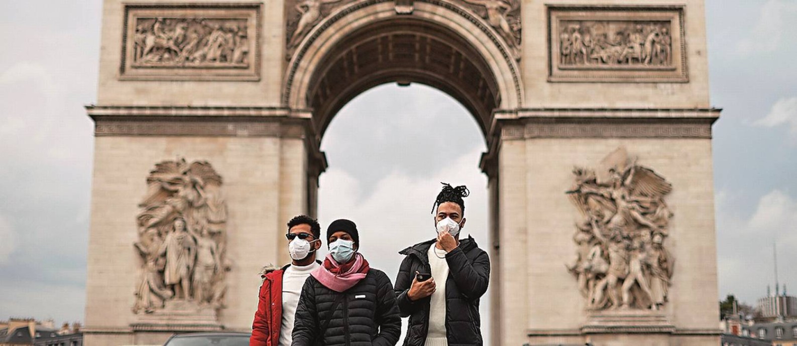 Em Paris, o uso de máscaras voltou a ser obrigatório em locais públicos, como o Arco do Triunfo Foto: GONZALO FUENTES / REUTERS