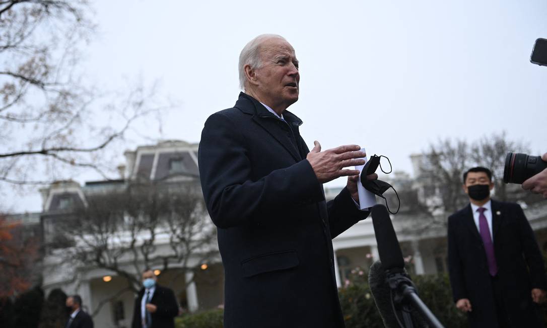 Presidente Joe Biden fala com a imprensa ao deixar a Casa Branca Foto: Brendan Smialowski / AFP