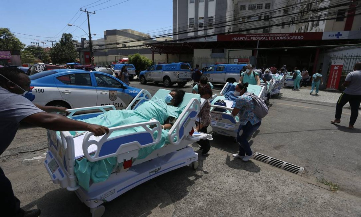Pacientes são retirados às pressas do Hospital Federal de Bonsucesso, atingido por um incêndio Foto: Fabiano Rocha / Agência O Globo - 27/10/2020