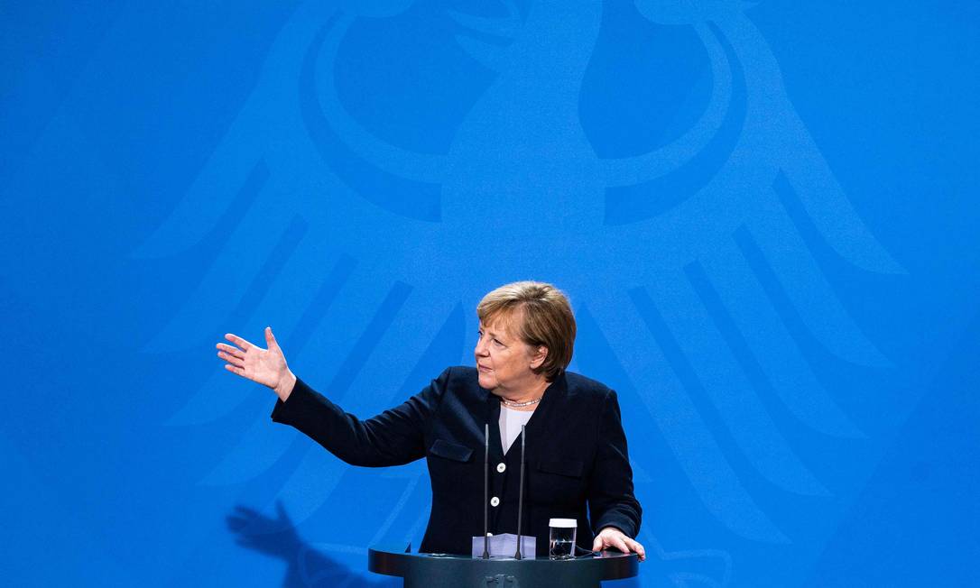 Ex-chanceler alemã Angela Merkel durante discurso no qual entregou seu cargo para o sucessor, Olaf Scholz, em Berlim Foto: JOHN MACDOUGALL / AFP