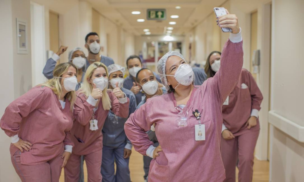 Profissionais de saúde do Hospital Albert Einstein, em
São Paulo, celebram a chegada de 2021 em meio aos cuidados com as vítimas da Covid Foto: Edilson Dantas / Agência O Globo