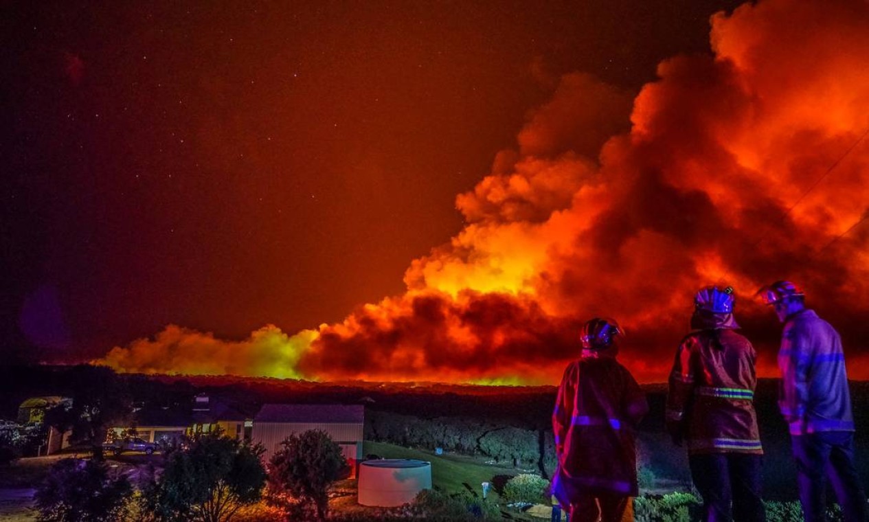 Bombeiros combatem grande incêndio em Margaret River, na Austrália. Mais de mil hectares foram consumidos pelas chamas Foto: SEAN BLOCKSIDGE / AFP