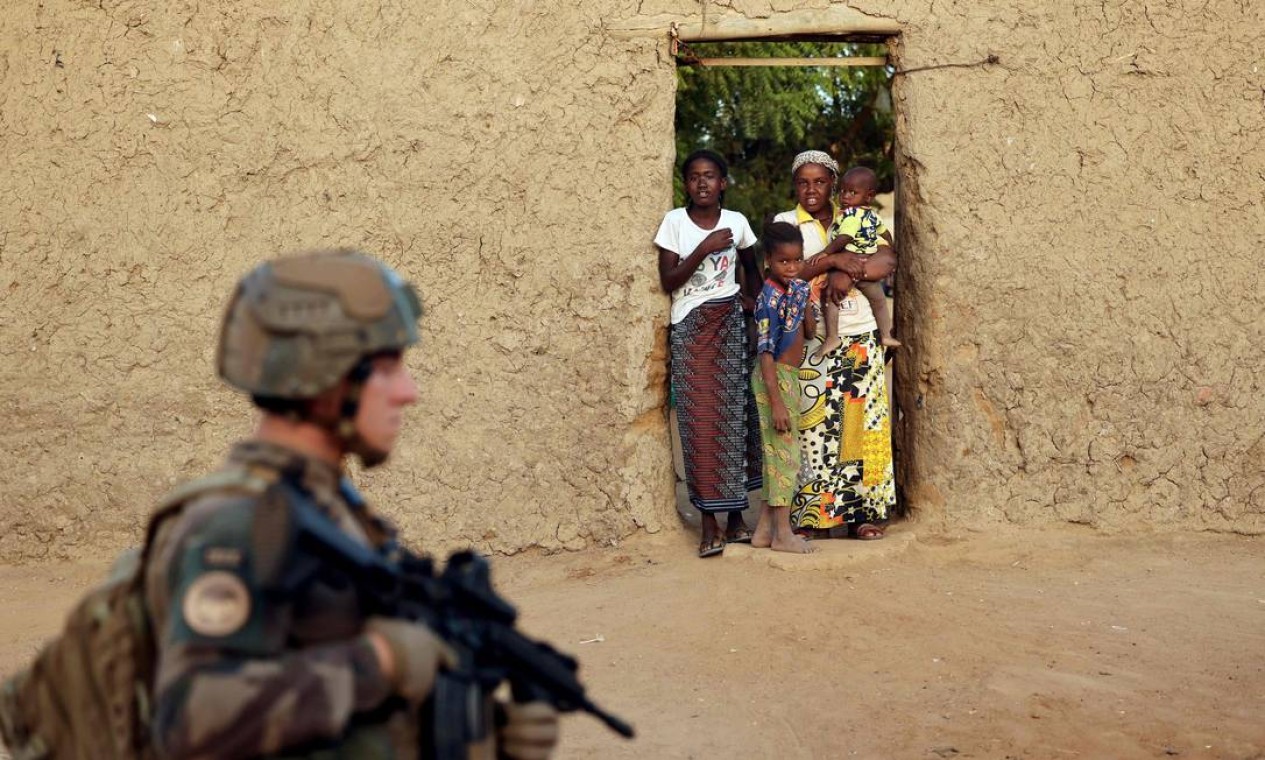 Soldado francês patrulha as ruas de Gao. A força militar anti-jihadista da França na região do Sahel, no Mali, que hoje envolve mais de 5.000 soldados, será retirada no primeiro trimestre de 2022 Foto: THOMAS COEX / AFP