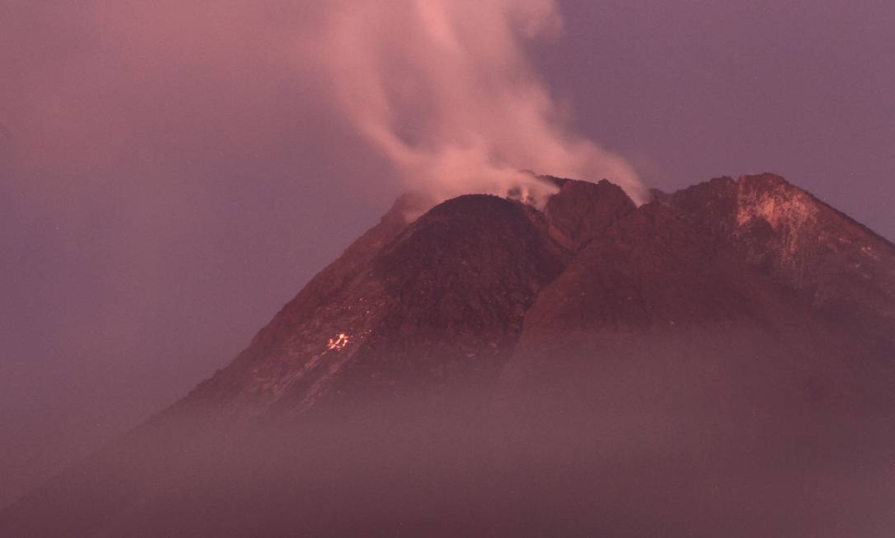 Fumaça sobe do Monte Merapi, o vulcão mais ativo da Indonésia, de seu pico visto de Sleman Foto: AGUNG SUPRIYANTO / AFP