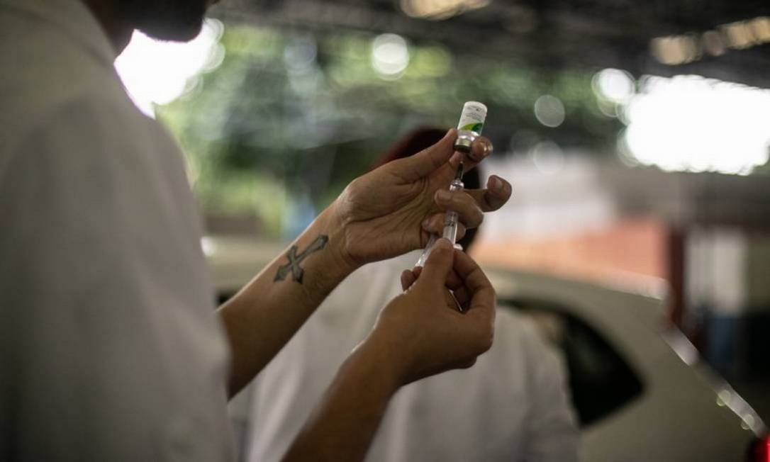 Enfermeira prepara vacina da Covid-19. Foto: Brenno Carvalho / Arquivo / Agência O Globo