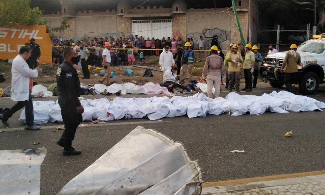 Corpos de imigrantes mortos em acidente aguardam para serem transportados Foto: SERGIO HERNANDEZ / AFP