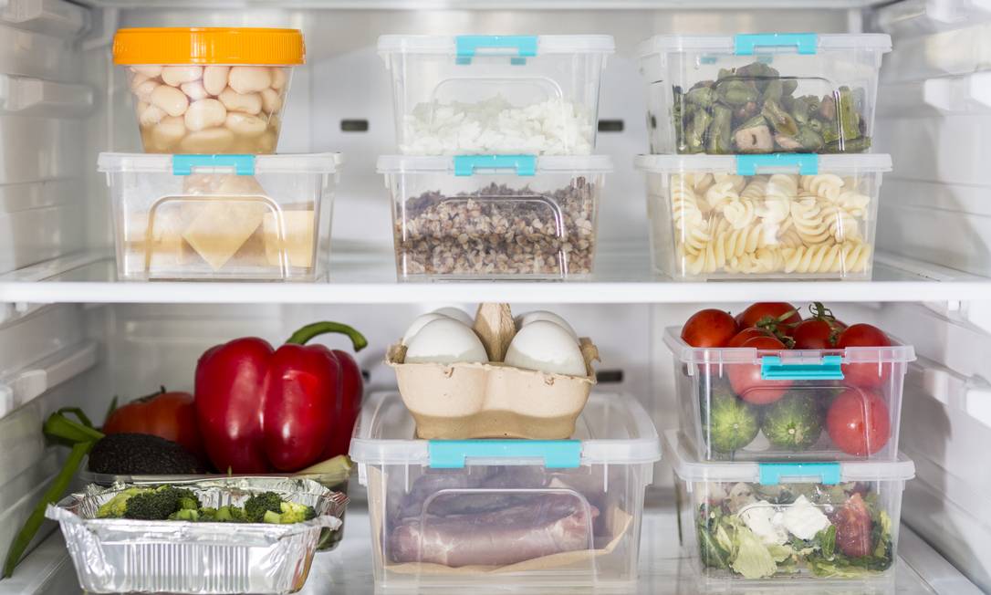 Saiba acondicionar os alimentos crus e cozidos na geladeira Foto: Freepik