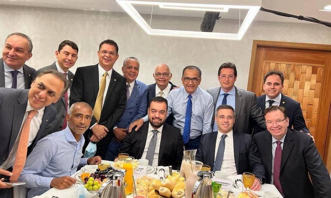 Romário posa para foto ao lado de Cláudio Castro, Silas Malafaia, André Mendonça, Fábio Wajngarten e parlamentares bolsonaristas Foto: Reprodução/Instagram