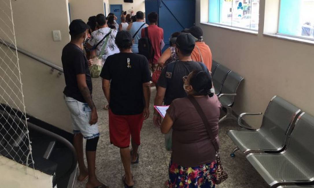 Pessoas formam fila em posto de Madureira atrás da vacina contra a gruipe Foto: Rafael Nascimento de Souza/Agência O Globo