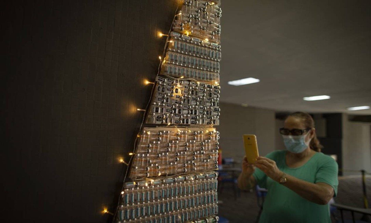 Árvore de Natal feita com frascos de vacina vira ponto de visitação em  posto de saúde de Santa Teresa - Jornal O Globo